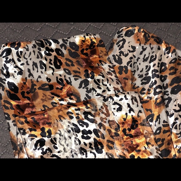 Silky and Sheer Leopard 🐆 Scarf - Picture 3 of 5